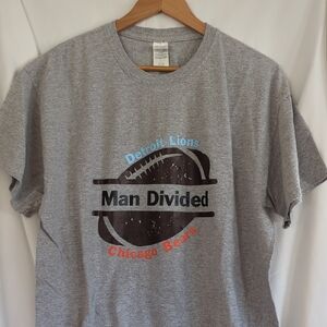 Gildan Gray 'Man Divided' Detroit Lions vs Chicago Bears Graphic Tee